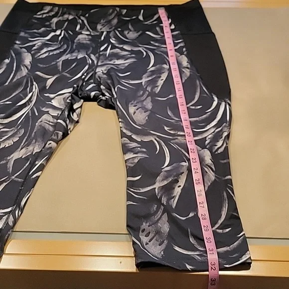 Tek Gear Size 3X High-Waisted Capri Leggings in Black Tropical, Like New Cond. - Picture 10 of 15